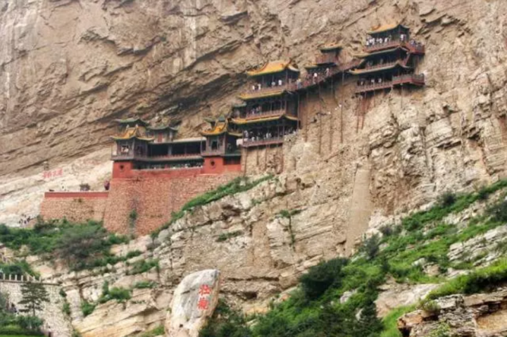 'Ngôi chùa nguy hiểm nhất Trung Quốc' cheo leo trên vách núi hơn 1.500 năm - Ảnh 3.