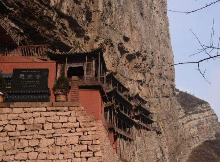 'Ngôi chùa nguy hiểm nhất Trung Quốc' cheo leo trên vách núi hơn 1.500 năm - Ảnh 4.
