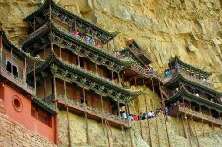 'Ngôi chùa nguy hiểm nhất Trung Quốc' cheo leo trên vách núi hơn 1.500 năm - Ảnh 5.