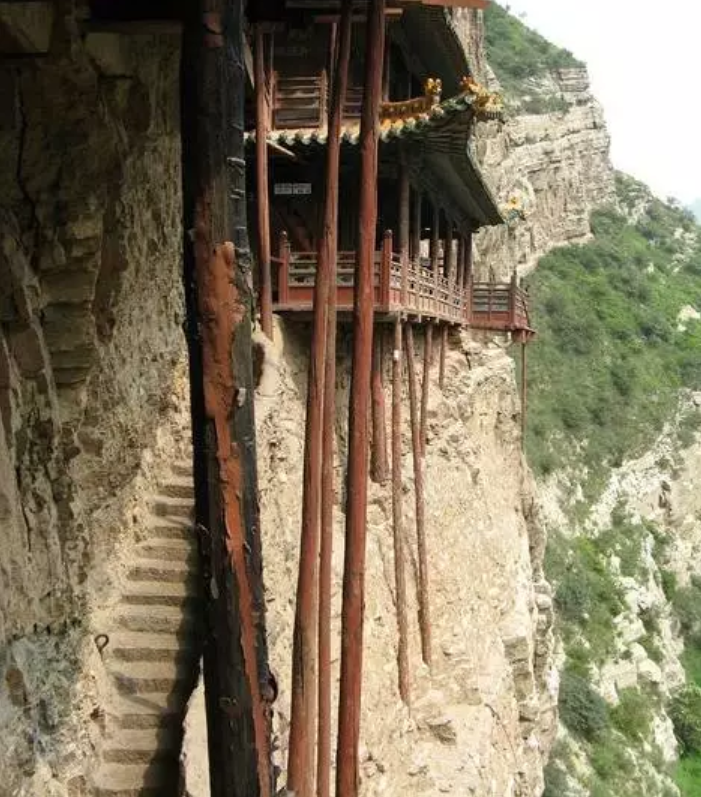 'Ngôi chùa nguy hiểm nhất Trung Quốc' cheo leo trên vách núi hơn 1.500 năm - Ảnh 7.