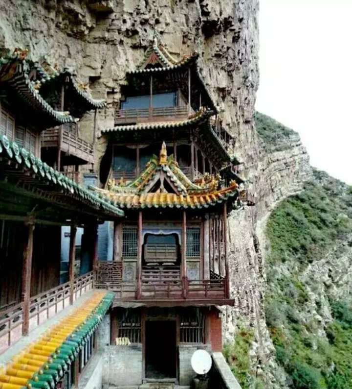 'Ngôi chùa nguy hiểm nhất Trung Quốc' cheo leo trên vách núi hơn 1.500 năm - Ảnh 8.