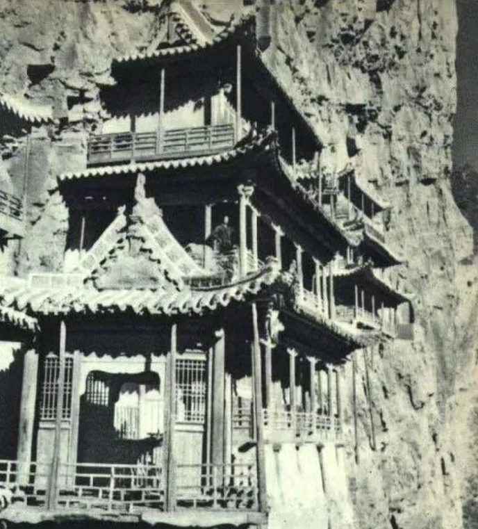 'Ngôi chùa nguy hiểm nhất Trung Quốc' cheo leo trên vách núi hơn 1.500 năm - Ảnh 9.