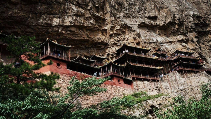 'Ngôi chùa nguy hiểm nhất Trung Quốc' cheo leo trên vách núi hơn 1.500 năm - Ảnh 10.