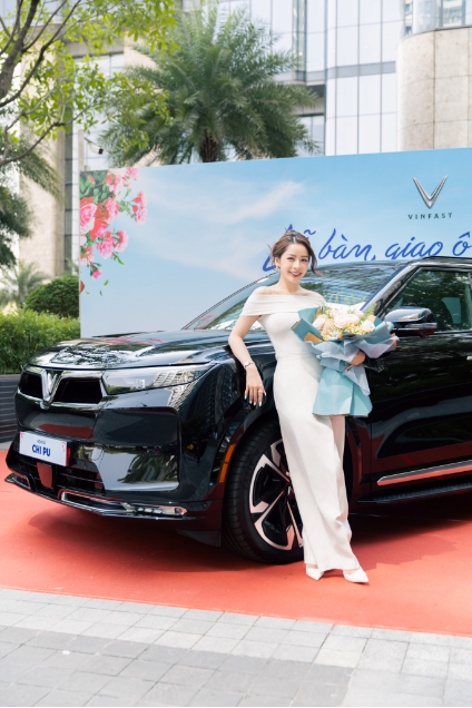 Chi Pu, Á hậu Phương Anh tiết lộ lý do tậu xe điện VinFast - Ảnh 1.