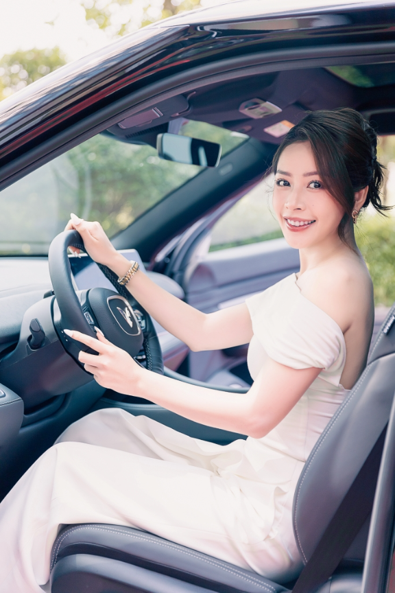 Chi Pu, Á hậu Phương Anh tiết lộ lý do tậu xe điện VinFast - Ảnh 2.