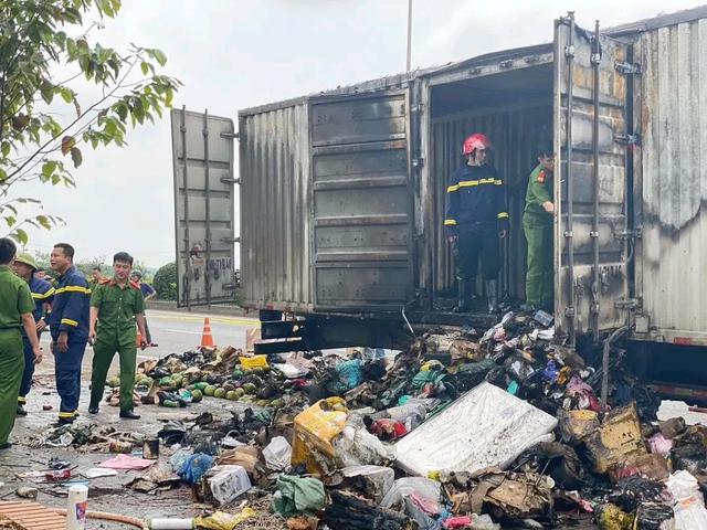 Xe chở bưu phẩm chuyển phát nhanh bất ngờ bốc cháy dữ dội - Ảnh 2.