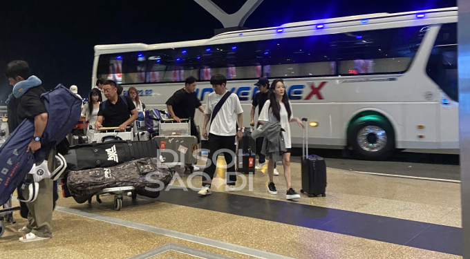Độc quyền: Bắt cận cảnh dàn sao Cô Đi Mà Lấy Chồng Tôi ra sân bay rời Việt Nam, Park Min Young để mặt mộc thành tâm điểm - Ảnh 12.