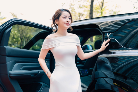 Chi Pu, Á hậu Phương Anh tiết lộ lý do tậu xe điện VinFast - Ảnh 3.