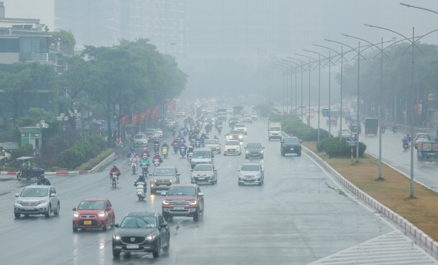 Mưa nhỏ, mưa phùn và &quot;ác mộng nồm ẩm&quot; tại Hà Nội bao giờ mới dứt?- Ảnh 1.