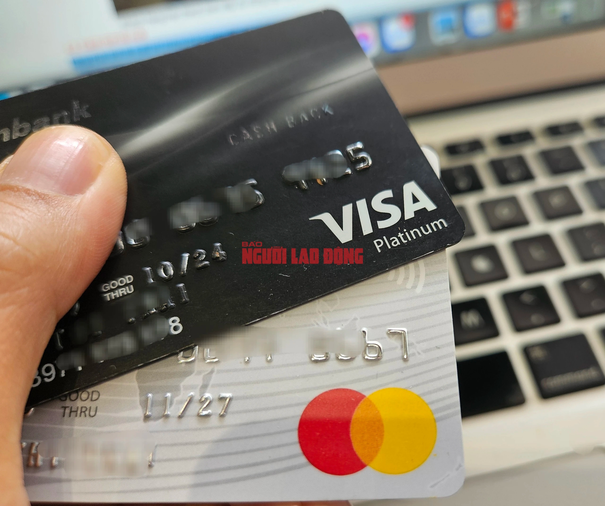Vụ chủ thẻ tín dụng bị đòi 8,8 tỉ đồng sau 11 năm: Cách tính lãi suất và phí phạt ít người để ý - Ảnh 1.