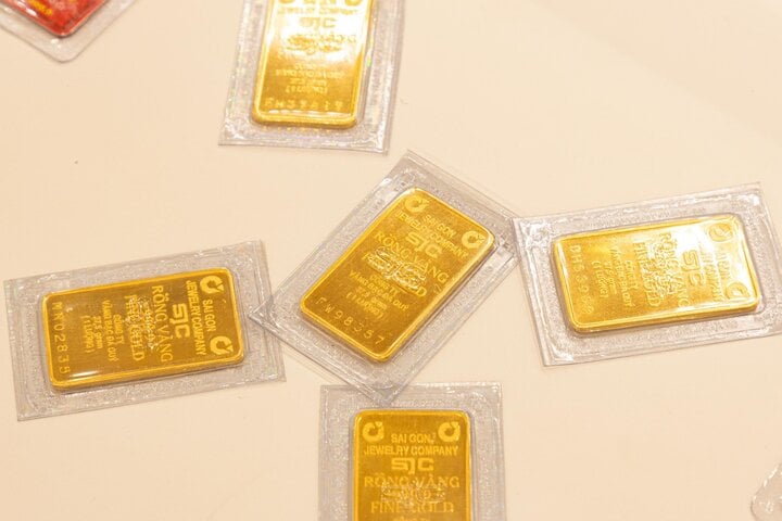 Giá vàng lại tăng 1,5 triệu đồng/lượng, tiến sát mốc 82 triệu đồng - Ảnh 1.