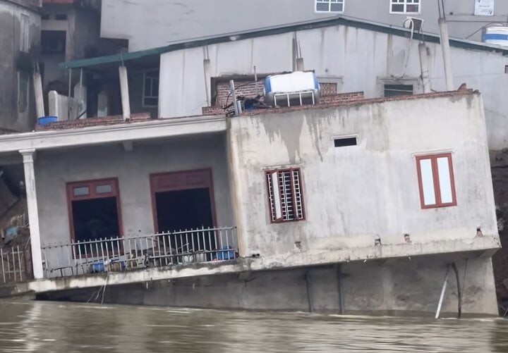 Sạt lở bờ sông Cầu ở Bắc Ninh, một căn nhà bị nhấn chìm - Ảnh 1.