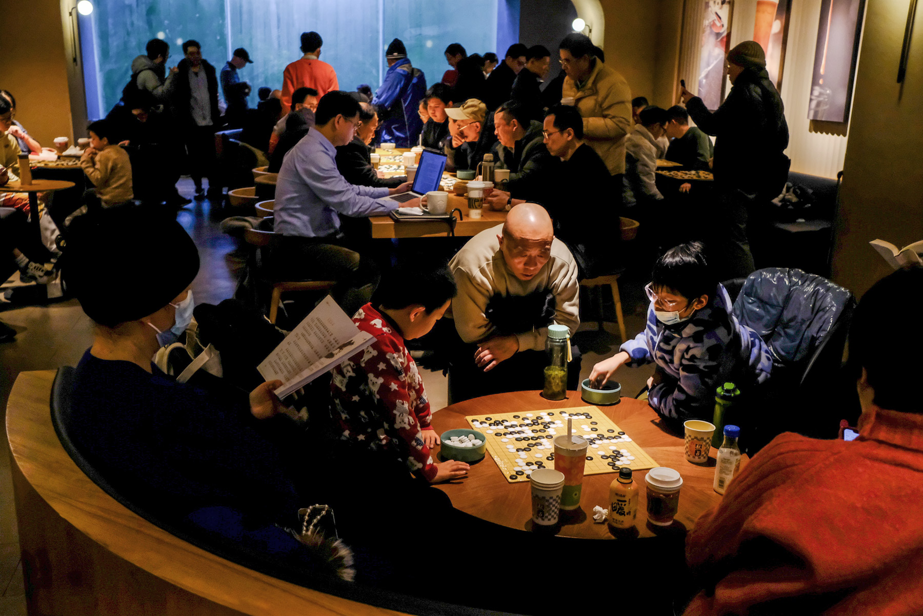 Một quán Starbuck ở Thượng Hải trở thành tụ điểm chơi &quot;trò trắng đen&quot;, nhân viên cho phép miễn đáp ứng 2 yêu cầu- Ảnh 1.