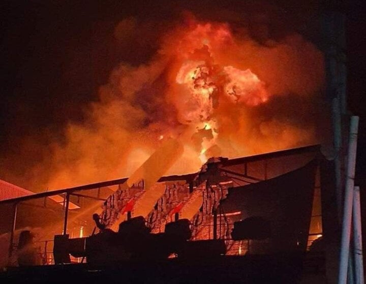 Cháy xưởng nhựa ở Vĩnh Phúc trong đêm - Ảnh 1.