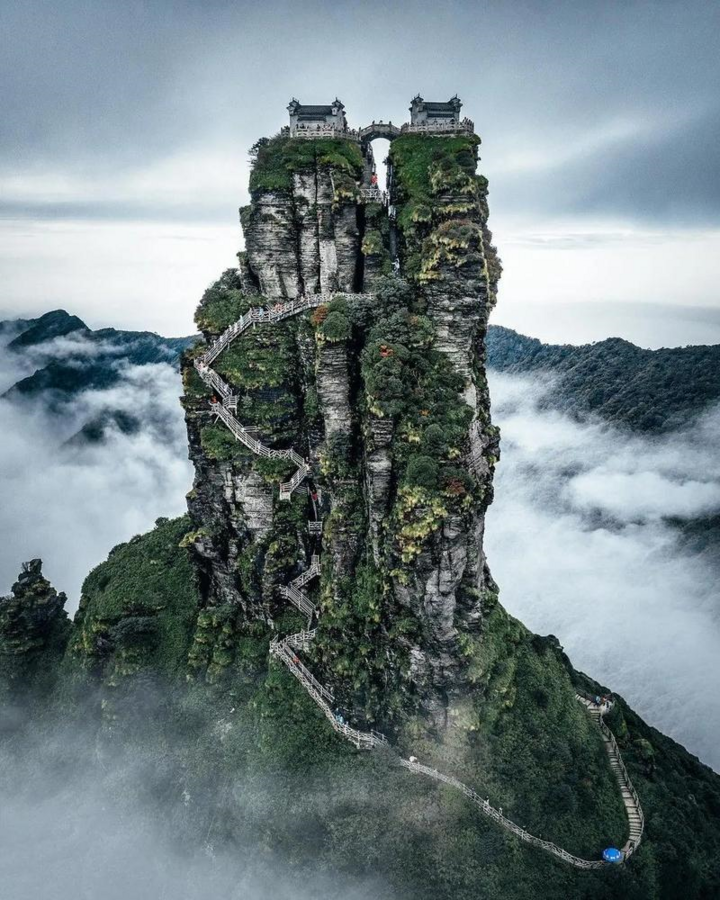 Chùa cổ tọa lạc trên đỉnh núi 2.500 mét ở Trung Quốc, được ví như tiên cảnh hạ giới - Ảnh 1.