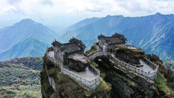 Chùa cổ tọa lạc trên đỉnh núi 2.500 mét ở Trung Quốc, được ví như tiên cảnh hạ giới - Ảnh 4.