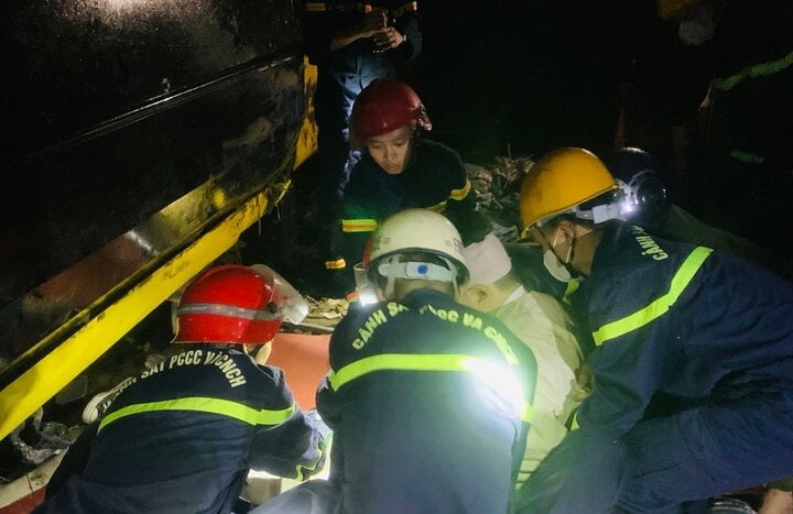 Xe khách lật trên quốc lộ 1A ở Quảng Trị, 13 người bị thương - Ảnh 2.