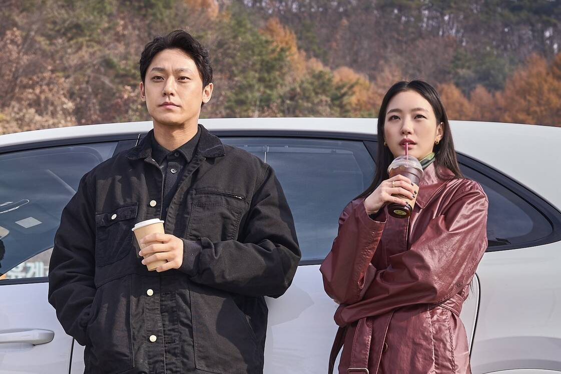 Thời đi học của 2 diễn viên trong bom tấn hot nhất: Nam thần từng trượt đại học, Go Eun như &quot;tiên nữ học đường&quot;- Ảnh 1.