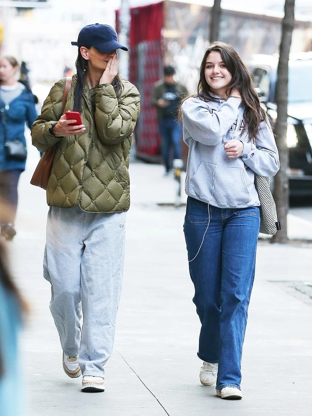 Suri Cruise tuổi 18 trung thành với phong cách giản dị, mê quần jeans hơn váy vóc - Ảnh 5.