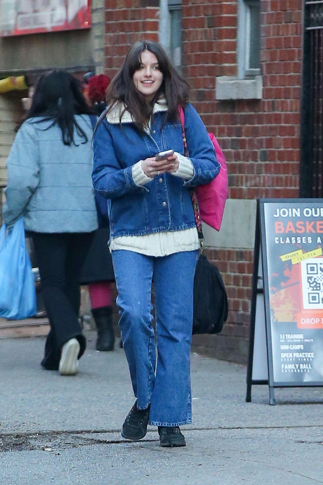 Suri Cruise tuổi 18 trung thành với phong cách giản dị, mê quần jeans hơn váy vóc - Ảnh 4.