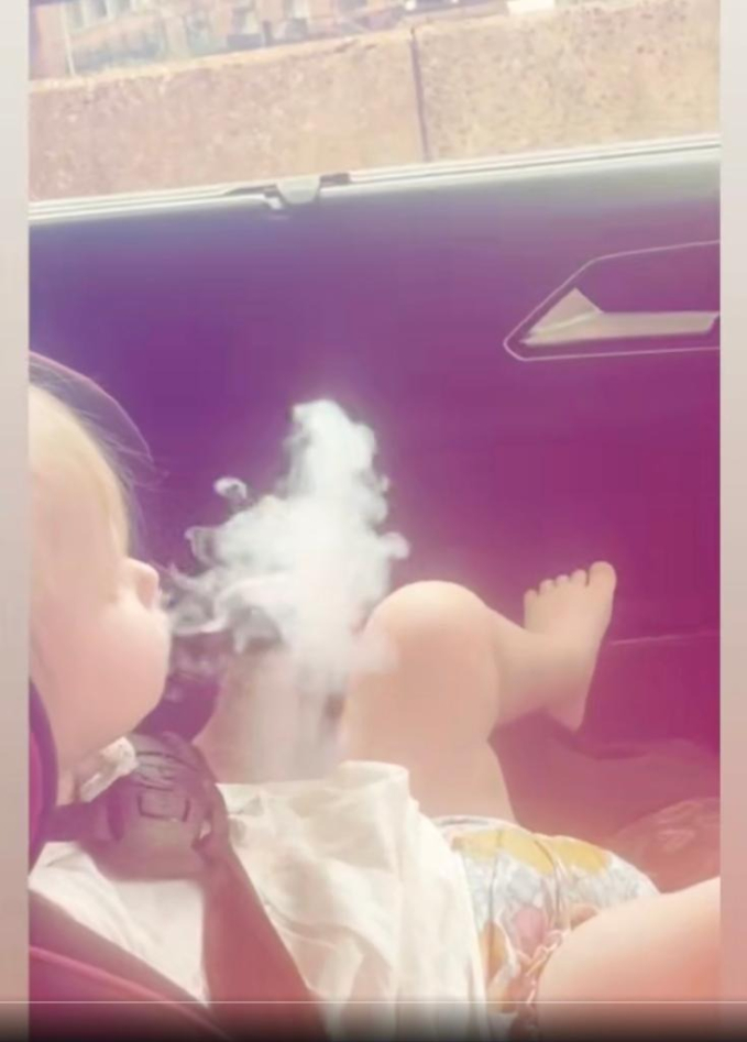 Dân mạng sốc tận óc với video em bé phì phèo thuốc lá điện tử, câu nói của đứa trẻ ngồi cùng trên xe càng gây kinh ngạc - Ảnh 2.