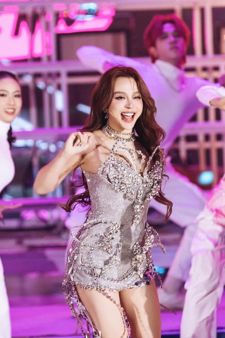 Cuộc sống như nữ hoàng của 'phú bà showbiz Việt' - Ảnh 11. Cuộc sống như nữ hoàng của 'phú bà showbiz Việt' - Ảnh 11.