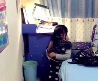 Bức ảnh chụp hai đứa trẻ trong phòng ngủ khiến nhiều bậc cha mẹ ganh tỵ: Tôi cũng ước được như thế này - Ảnh 2.