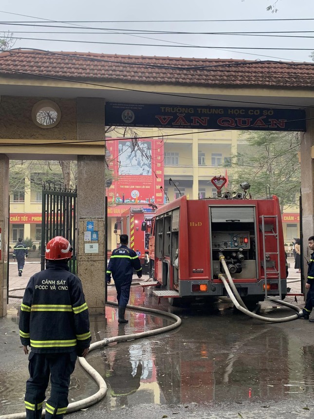 Hà Nội: Cháy phòng hiệu phó trường THCS Văn Quán, khói đen bốc cao nghi ngút - Ảnh 1.