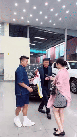 &quot;Team qua đường&quot; bắt gặp Quang Hải và Chu Thanh Huyền ở showroom ô tô, vóc dáng nàng WAG qua cam thường có còn cuốn hút như ảnh cưới? - Ảnh 1.