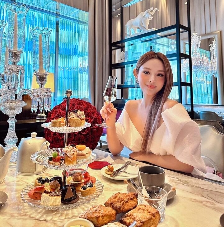 Cuộc sống như nữ hoàng của 'phú bà showbiz Việt' - Ảnh 2. Cuộc sống như nữ hoàng của 'phú bà showbiz Việt' - Ảnh 2.