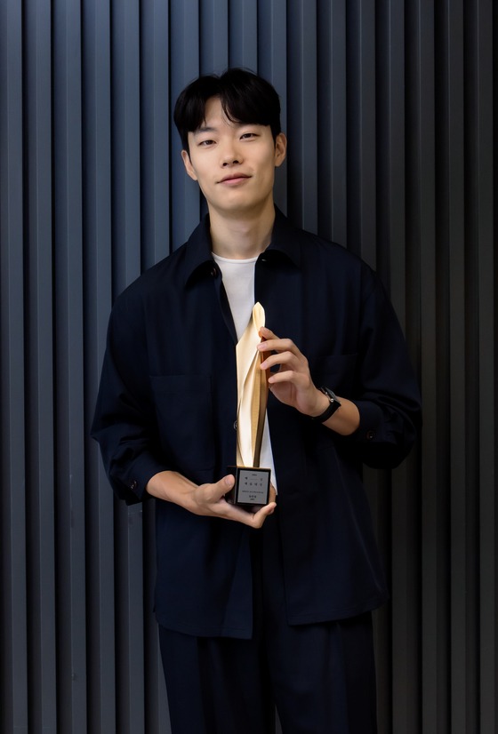Ryu Jun Yeol là ai mà khiến 2 mỹ nhân Han So Hee và Hyeri phải “chiến” nhau ầm ĩ MXH? - Ảnh 5. Ryu Jun Yeol là ai mà khiến 2 mỹ nhân Han So Hee và Hyeri phải “chiến” nhau ầm ĩ MXH? - Ảnh 5.