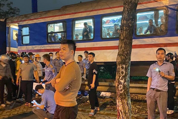 Hà Nội: Nghe điện thoại sát đường ray, người đàn ông bị tàu hỏa tông tử vong - Ảnh 1. Hà Nội: Nghe điện thoại sát đường ray, người đàn ông bị tàu hỏa tông tử vong - Ảnh 1.