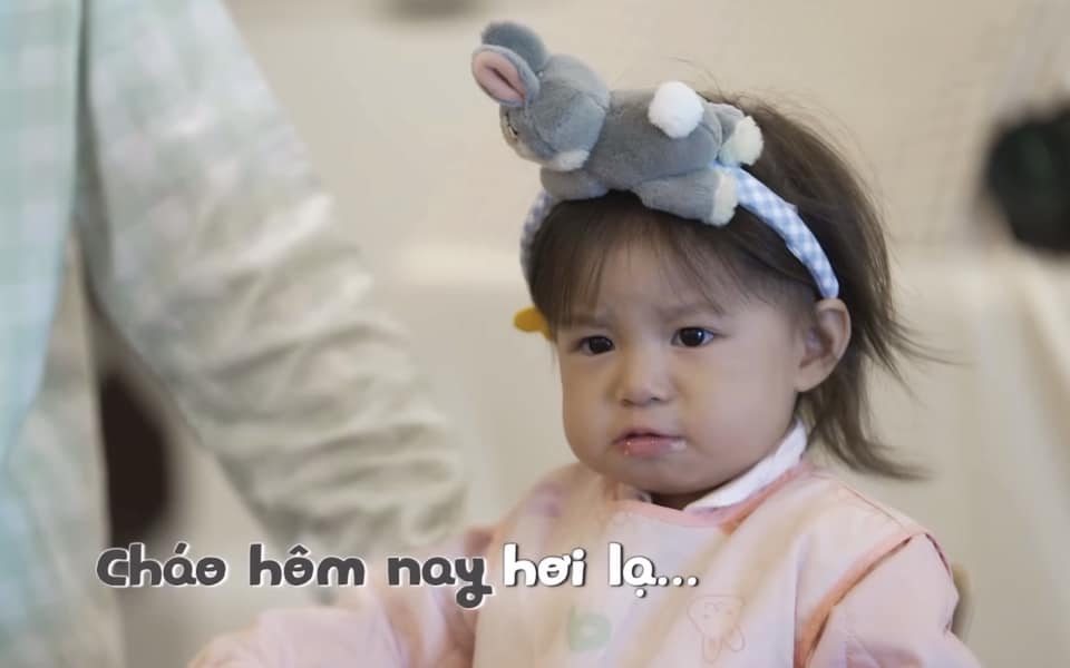 Ông xã Salim cho con ăn mà căng thẳng hơn làm tổng tài: Ở ngoài làm sếp, về nhà bị vợ lườm "cháy mặt" - Ảnh 2. Ông xã Salim cho con ăn mà căng thẳng hơn làm tổng tài: Ở ngoài làm sếp, về nhà bị vợ lườm "cháy mặt" - Ảnh 2.