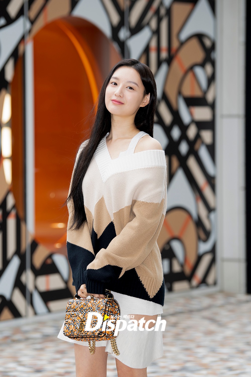 Kim Ji Won xinh đẹp lộng lẫy nhưng chỉ thích diện đồ tối giản - Ảnh 10.