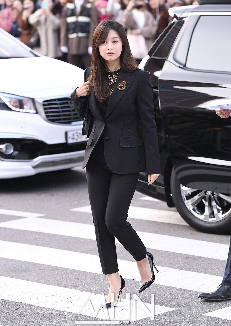 Kim Ji Won xinh đẹp lộng lẫy nhưng chỉ thích diện đồ tối giản - Ảnh 11.