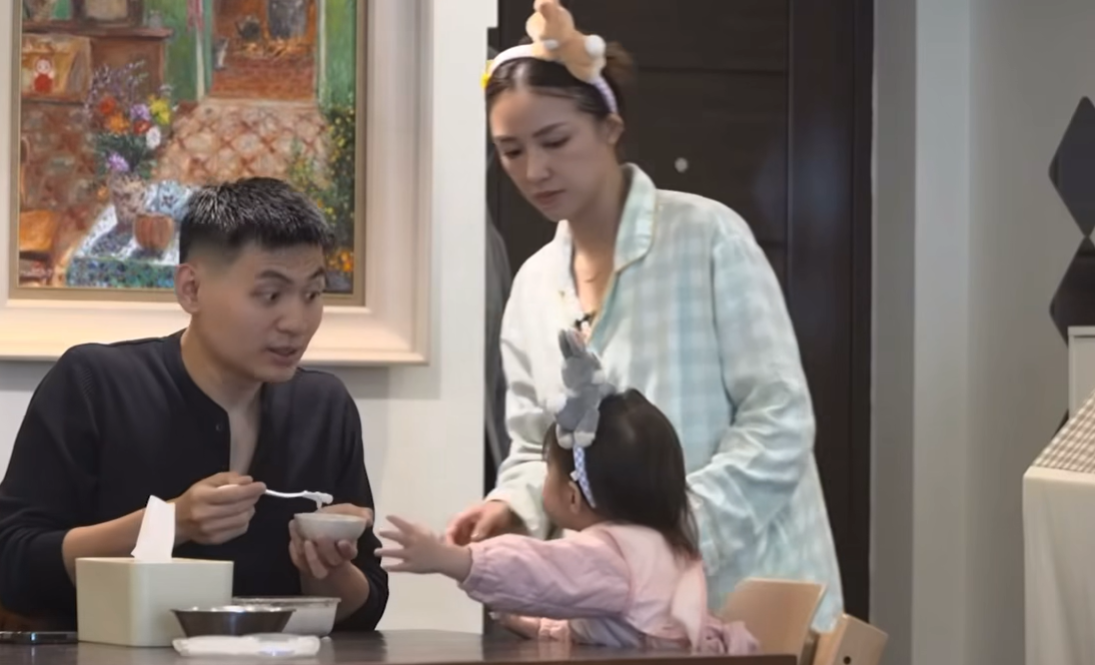 Ông xã Salim cho con ăn mà căng thẳng hơn làm tổng tài: Ở ngoài làm sếp, về nhà bị vợ lườm "cháy mặt" - Ảnh 5. Ông xã Salim cho con ăn mà căng thẳng hơn làm tổng tài: Ở ngoài làm sếp, về nhà bị vợ lườm "cháy mặt" - Ảnh 5.