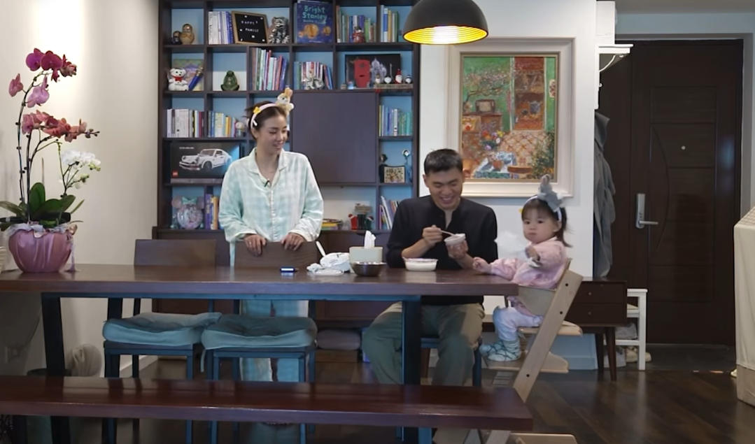 Ông xã Salim cho con ăn mà căng thẳng hơn làm tổng tài: Ở ngoài làm sếp, về nhà bị vợ lườm "cháy mặt" - Ảnh 3. Ông xã Salim cho con ăn mà căng thẳng hơn làm tổng tài: Ở ngoài làm sếp, về nhà bị vợ lườm "cháy mặt" - Ảnh 3.