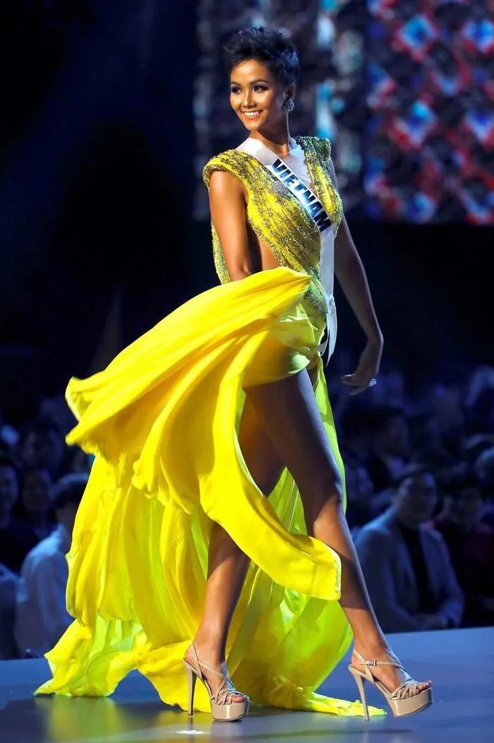 Hoa hậu H'Hen Niê được chuyên trang nhan sắc quốc tế ca ngợi là nữ hoàng catwalk - Ảnh 1.