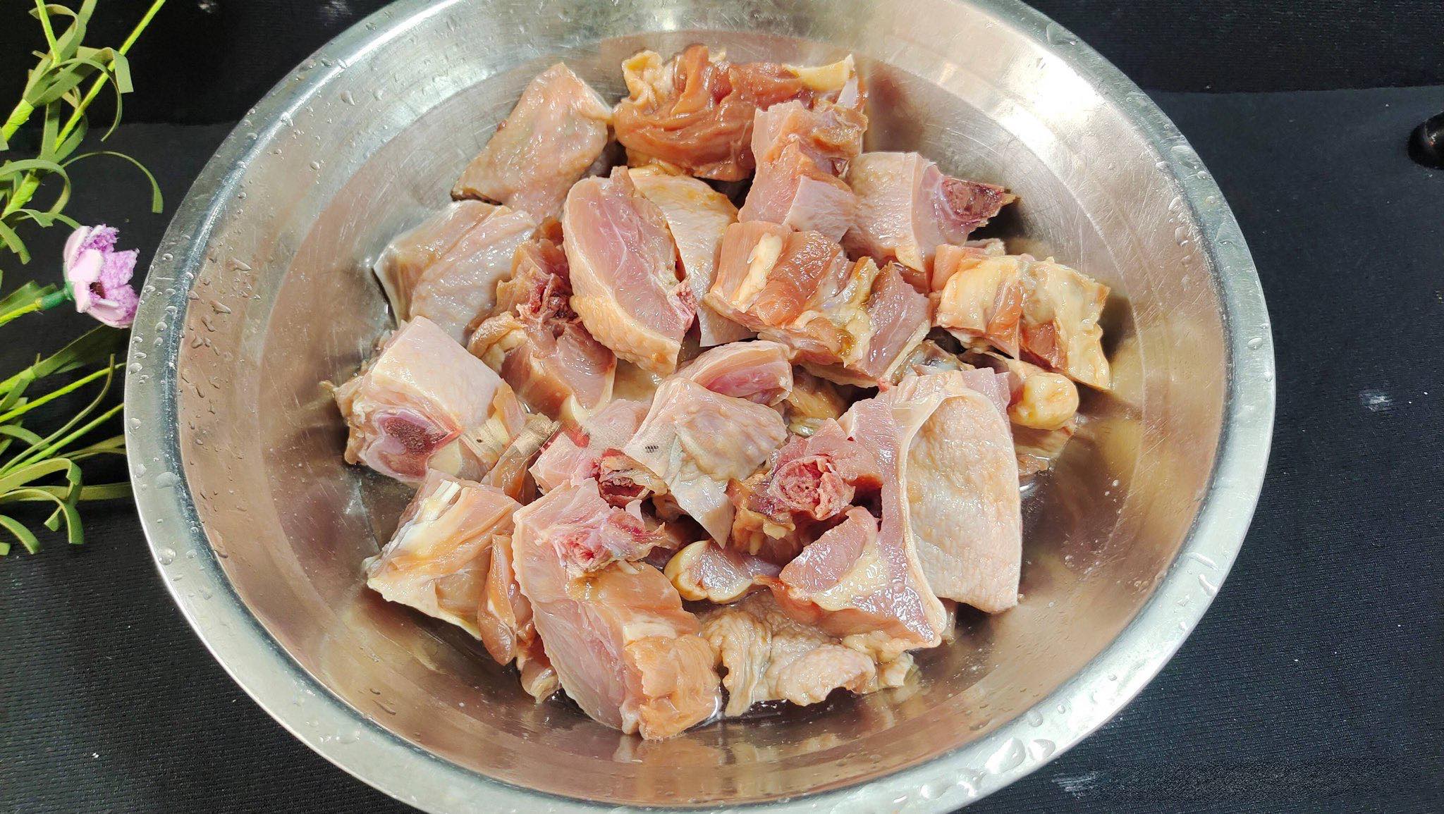 Thịt gà đem nấu cùng loại rau này ăn vừa mềm ngọt, thơm ngon mà lại giúp tăng cường hệ miễn dịch, chống lão hóa... - Ảnh 3.