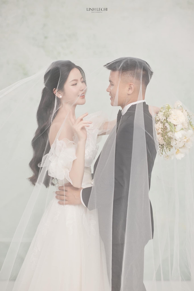 Xả loạt ảnh cưới nét căng của Quang Hải - Chu Thanh Huyền, cô dâu chơi lớn diện đến 7 bộ váy cưới? - Ảnh 1.
