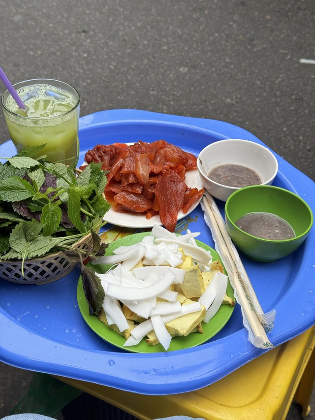 Điểm danh những hàng sứa đỏ huyền thoại ở Hà Nội, bỏ túi ngay để đi ăn không phải chờ dài cổ - Ảnh 2.