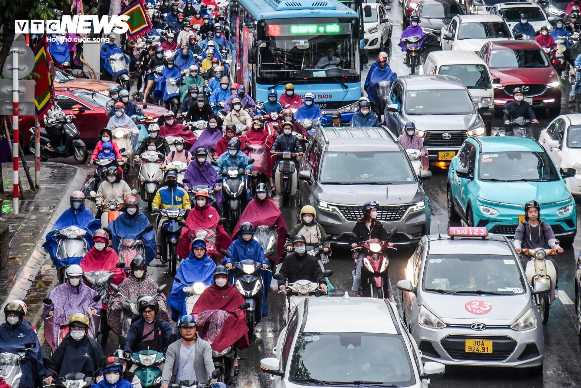S&aacute;ng nay, cả th&agrave;nh phố đi l&agrave;m muộn - Ảnh 7.