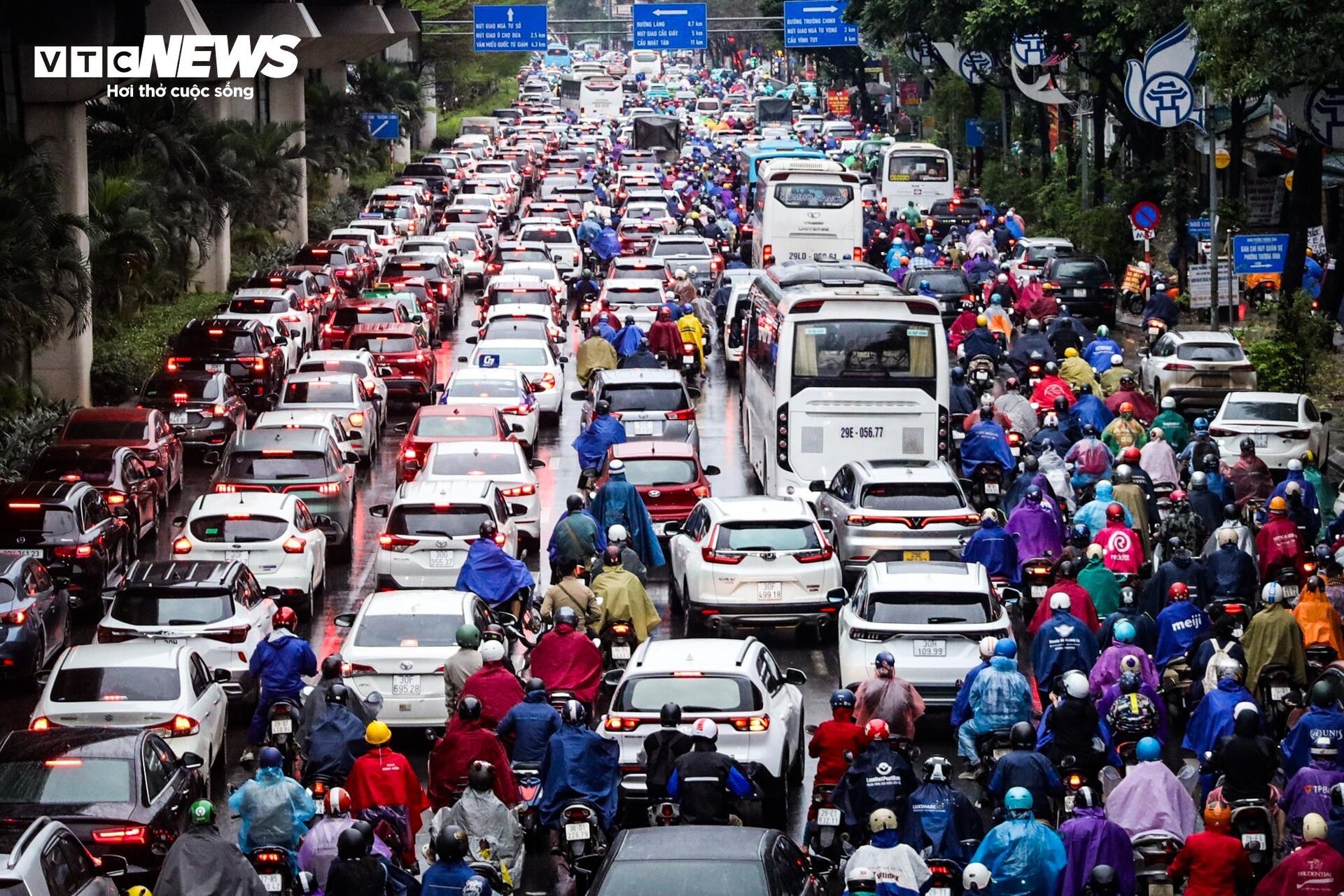 S&aacute;ng nay, cả th&agrave;nh phố đi l&agrave;m muộn - Ảnh 2.