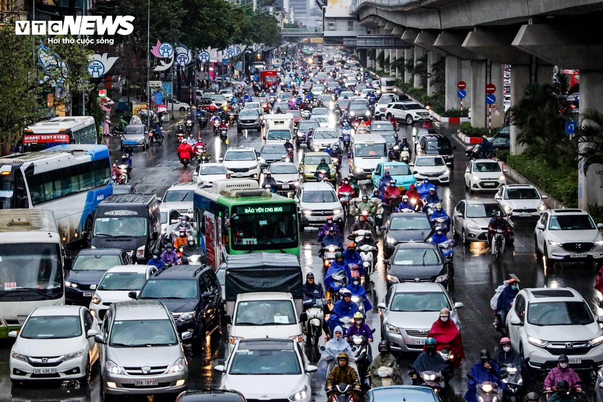 S&aacute;ng nay, cả th&agrave;nh phố đi l&agrave;m muộn - Ảnh 1.