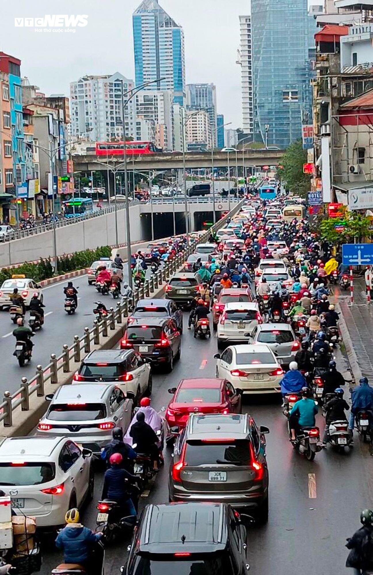 S&aacute;ng nay, cả th&agrave;nh phố đi l&agrave;m muộn - Ảnh 8.