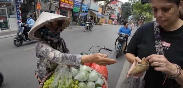 Hà Nội: Xử phạt người bán hàng rong có ý định chặt chém khách du lịch nước ngoài - Ảnh 1.