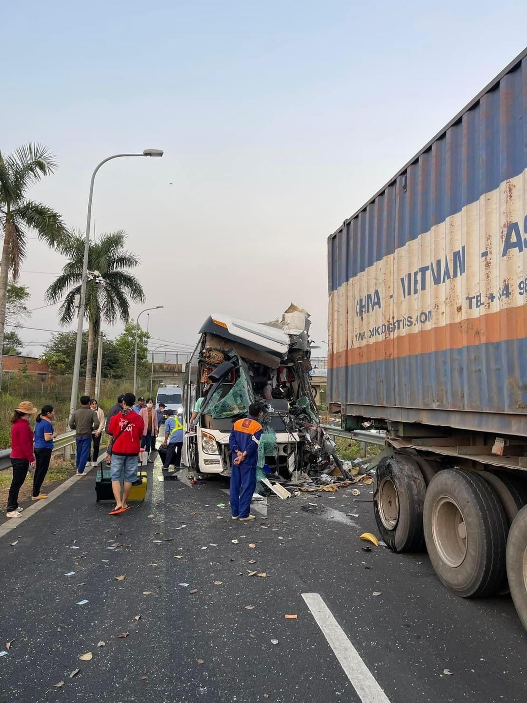 Tông kinh hoàng, xe khách nát đầu tại trạm dừng nghỉ trên cao tốc TP HCM-Long Thành-Dầu Giây- Ảnh 3.