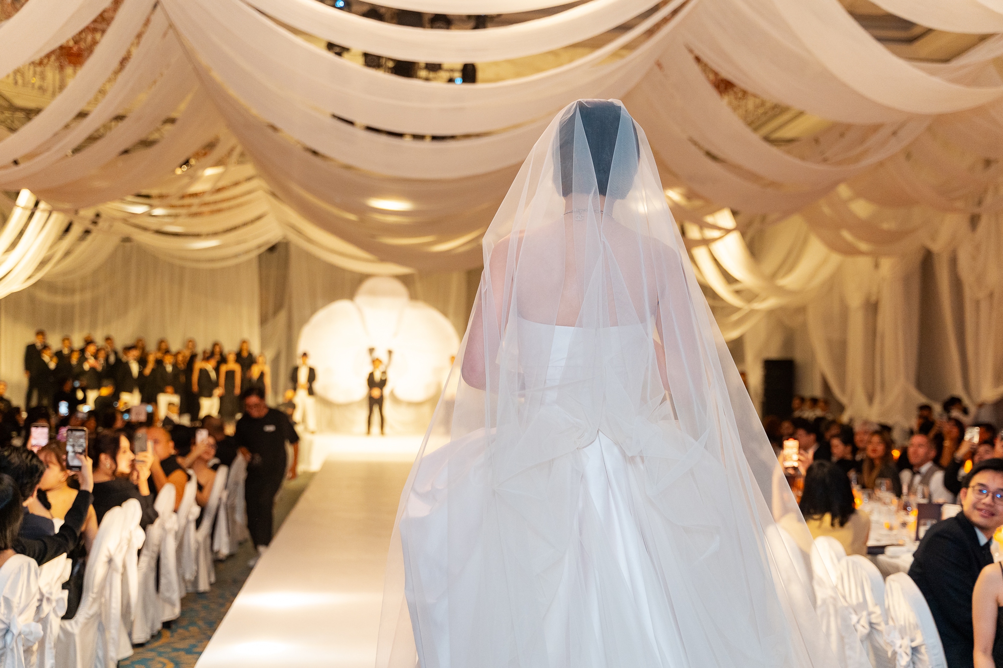 Đám cưới siêu mẫu Tuyết Lan: Cô dâu diện váy cưới gợi cảm, khoảnh khắc trên lễ đường cùng chú rể gây xúc động- Ảnh 1.