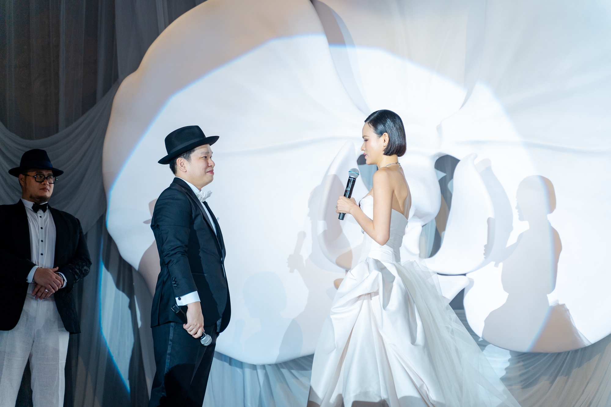 Đám cưới siêu mẫu Tuyết Lan: Cô dâu diện váy cưới gợi cảm, khoảnh khắc trên lễ đường cùng chú rể gây xúc động- Ảnh 3.