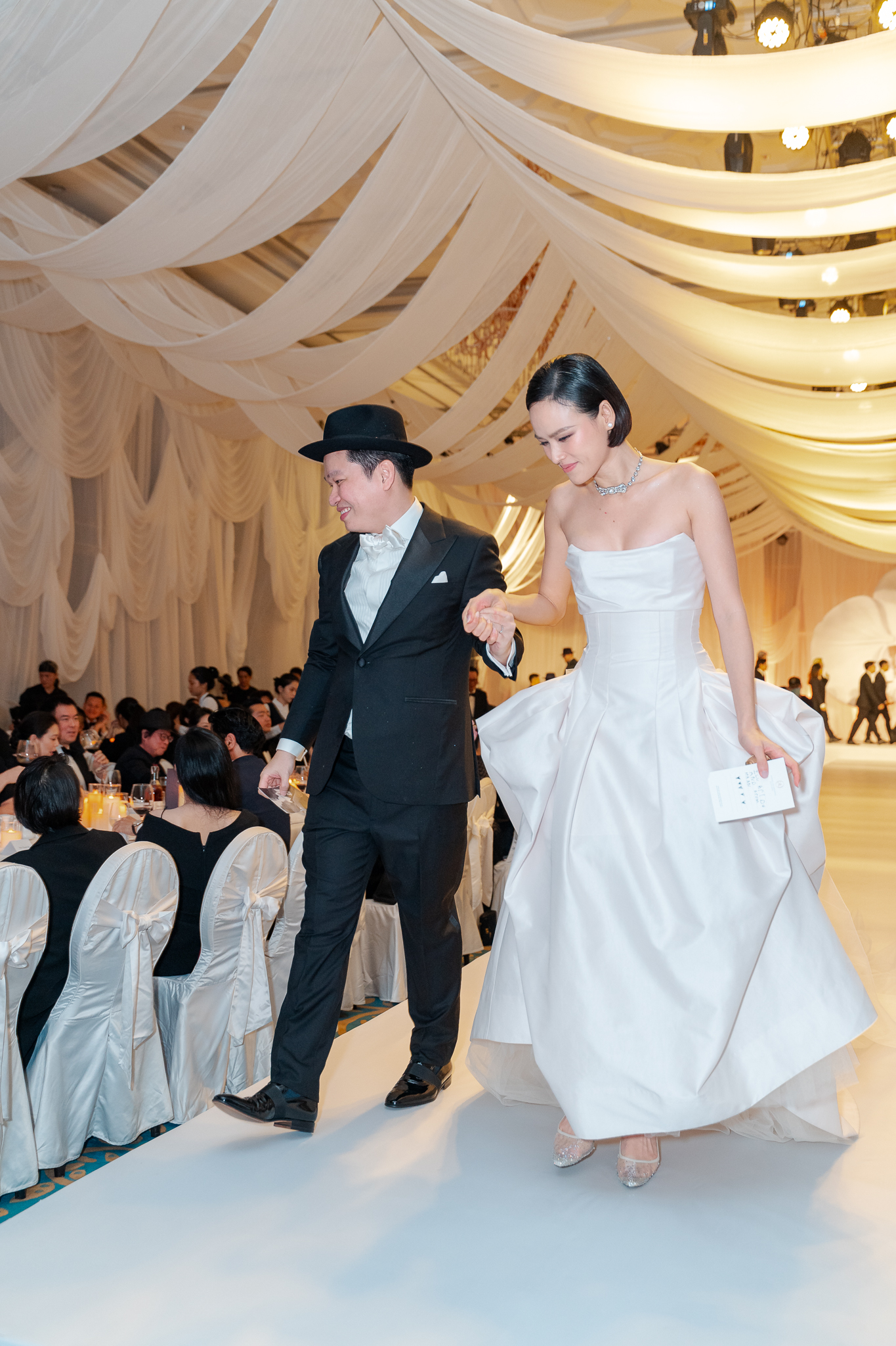 Đám cưới siêu mẫu Tuyết Lan: Cô dâu diện váy cưới gợi cảm, khoảnh khắc trên lễ đường cùng chú rể gây xúc động- Ảnh 2.